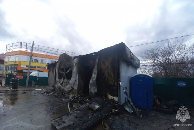 Опубликованы фото с места пожара в автосервисе в Нижнем Новгороде - фото 4