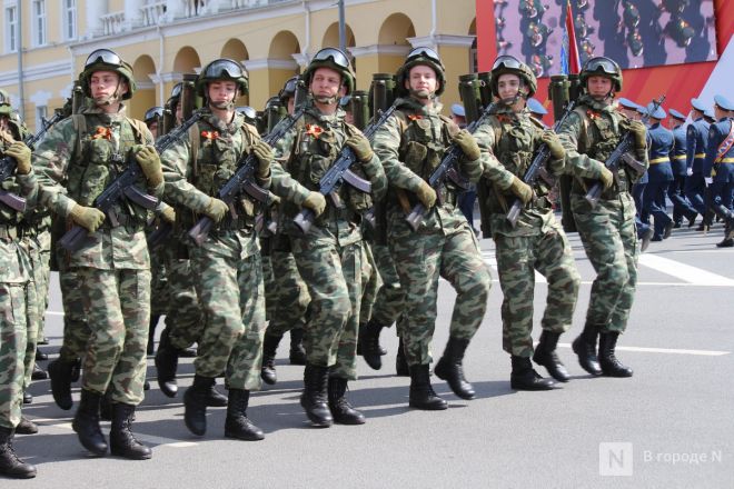 Фоторепортаж: парад в честь 80-й годовщины Победы прошел в Нижнем Новгороде - фото 259