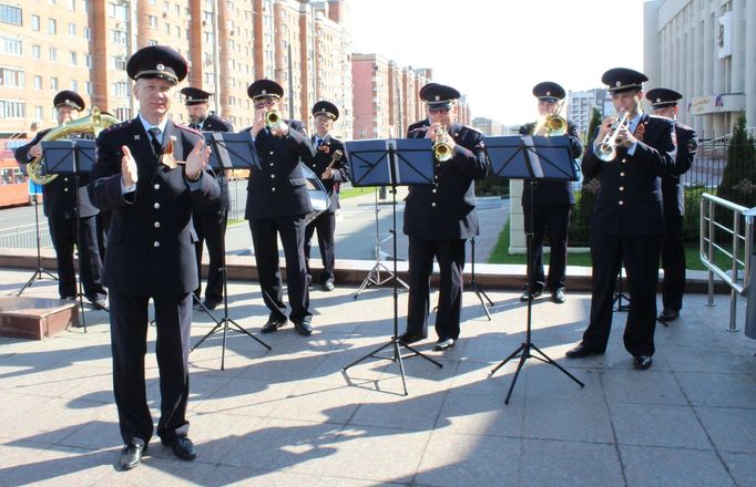 Оркестр нижегородской полиции дал концерт под открытым небом в честь 9 Мая  - фото 8