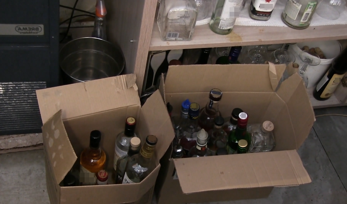 13 литров алкоголя изъяли полицейские из кафе на Большой Покровской - фото 1