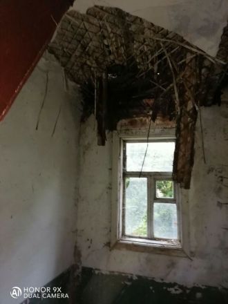 Потолок деревянного дома обрушился в Ленинском районе - фото 6