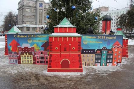 Елку на площади Горького обнесли кремлевской стеной (ФОТО)
