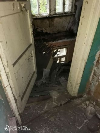 Потолок деревянного дома обрушился в Ленинском районе - фото 3