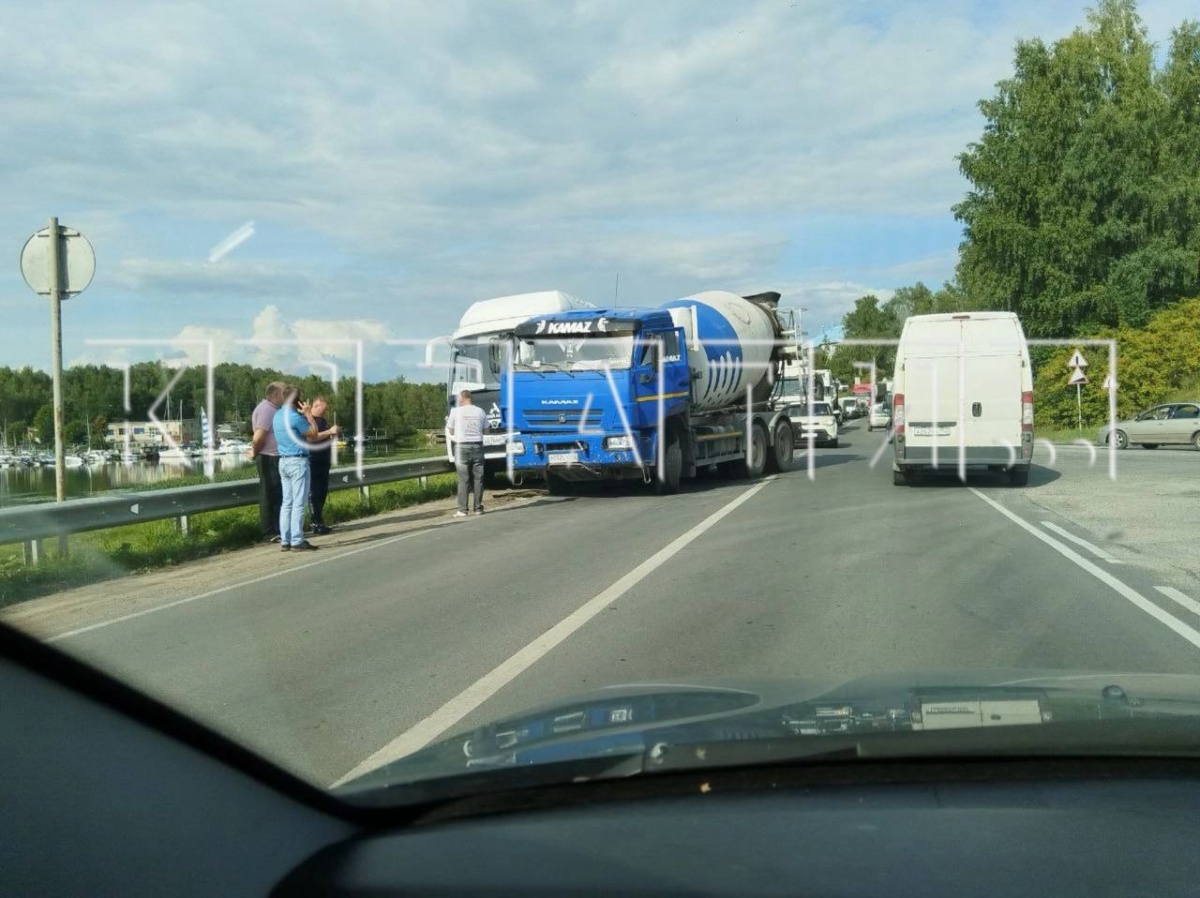 Бетоносмеситель протаранил пассажирский автобус в Нижегородской области - фото 1