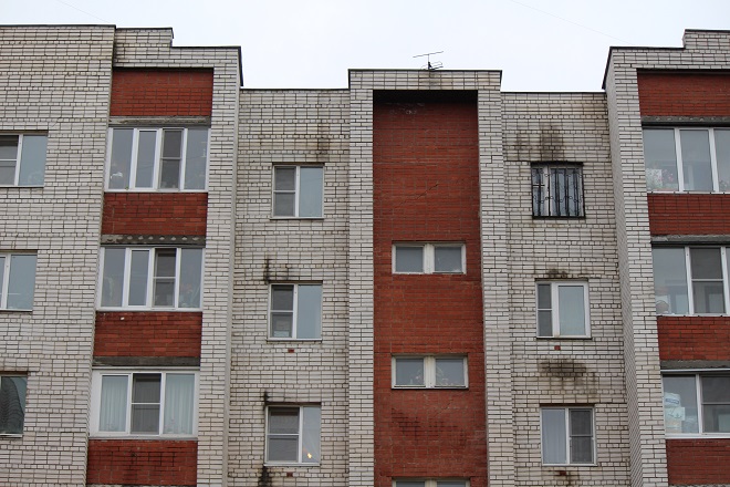 Жильцы аварийного дома на улице Ломоносова Нижнего Новгорода стали переезжать   - фото 1