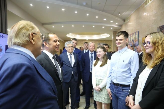 Дмитрий Медведев провел совещание по развитию центра физики и математики в Сарове - фото 2