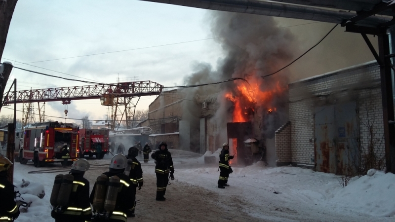 Масштабный пожар в Нижнем Новгороде тушат 115 человек - фото 1