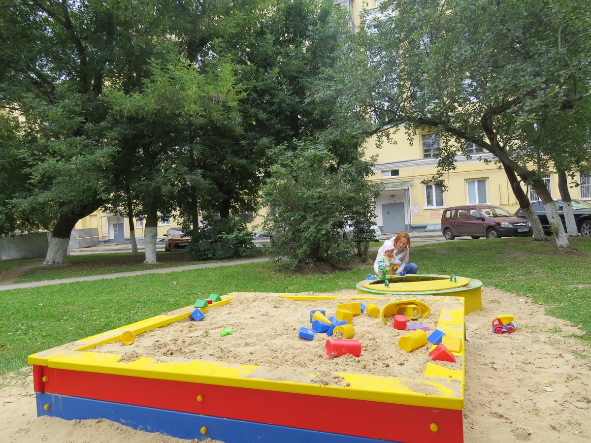 Детские площадки с разными видами качелей открылись на Автозаводе - фото 1