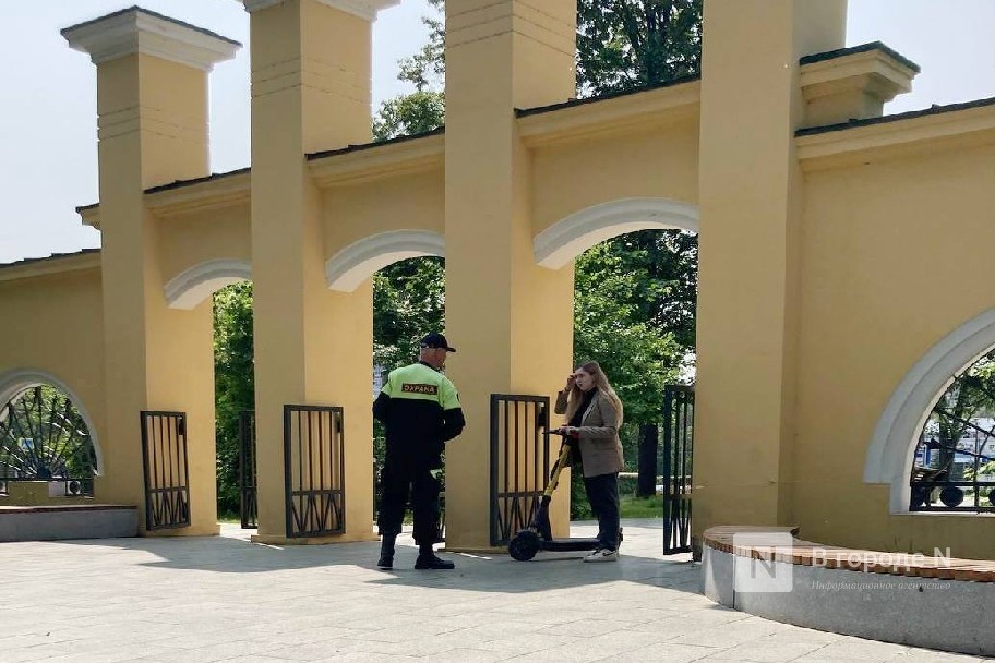 Охранники &laquo;Швейцарии&raquo; пресекают попытки нижегородцев попасть в парк на электросамокатах - фото 1