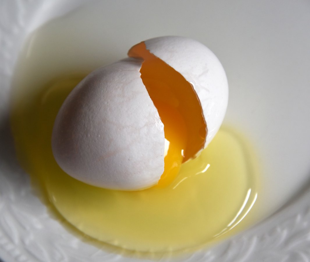 Откуда берутся яйца с кровью и безопасно ли их есть