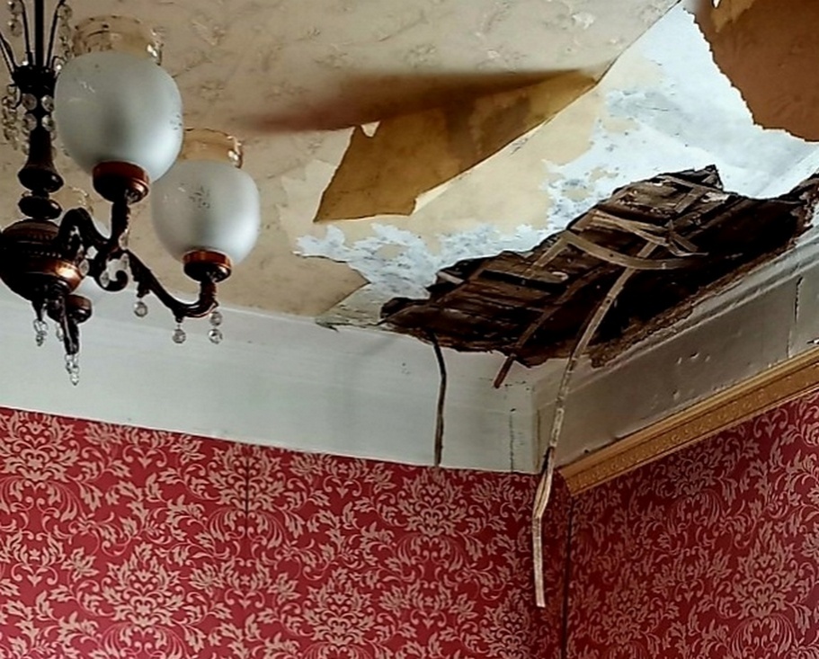Потолок обрушился в квартире замдекана Нижегородской консерватории - фото 1