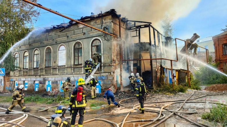 Два деревянных дома горят на улице Грузинской в Нижнем Новгороде - фото 8