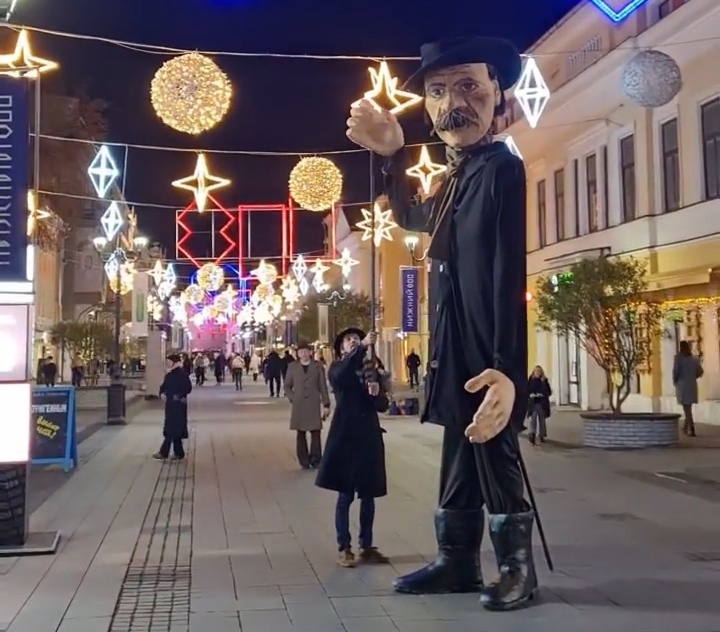 Огромную фигуру писателя Максима Горького выгуливали в Нижнем Новгороде