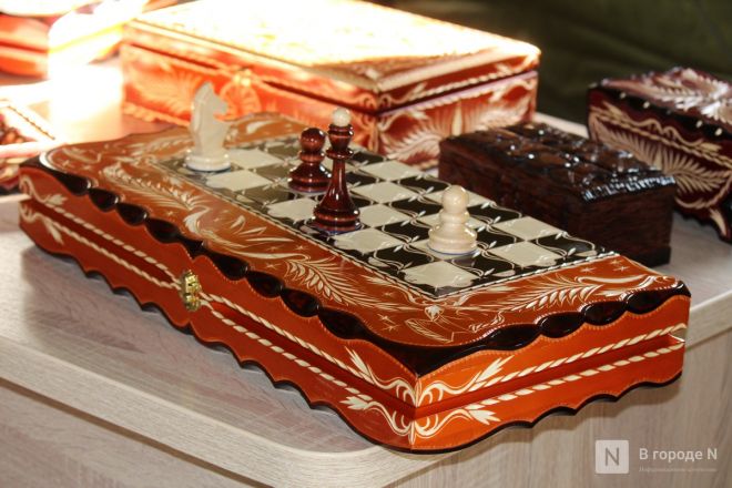 Танк-мангал и деревянные иконы: фоторепортаж с новой выставки от заключенных в Нижнем Новгороде - фото 53