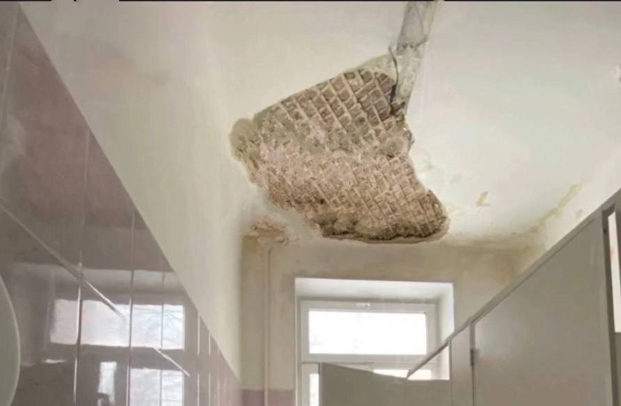 Рухнувший потолок в нижегородской школе отремонтируют после обследования - фото 1