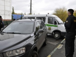 Прикинувшись клиентами салона красоты, приставы арестовали иномарку нижегородки
