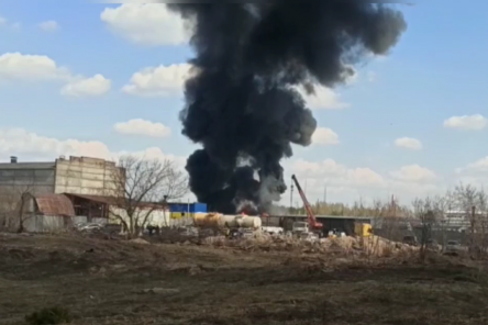 Роспотребнадзор взял пробы воздуха рядом с пожаром на предприятии в промзоне Дзержинска