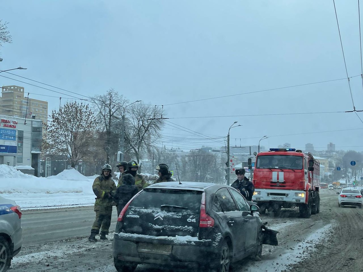 Две машины столкнулись на проспекте Гагарина в Нижнем Новгороде - фото 1