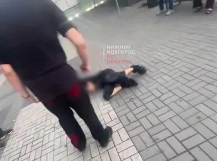 Подросток избил сверстника у торгового центра в Нижнем Новгороде - фото 1