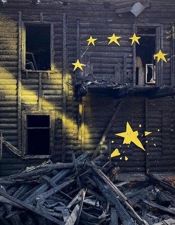 Стрит-арт со звездами появился на сгоревшем доме на Ильинской - фото 1