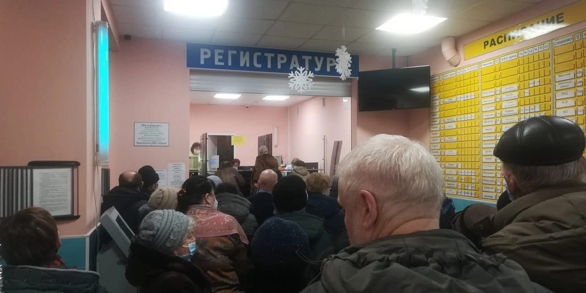 Гигантские очереди образовались в нижегородских поликлиниках - фото 1
