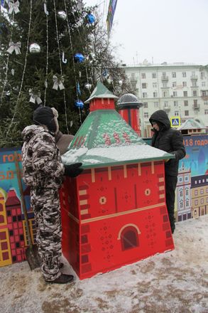 Елку на площади Горького обнесли кремлевской стеной (ФОТО) - фото 13