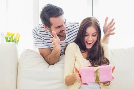 Топ-30 лучших подарков женщинам на Новый год