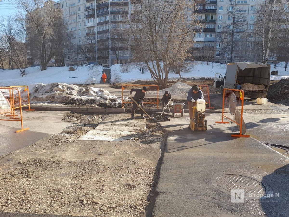 Улицу в центре Нижнего Новгорода перекрыли из-за просевшего асфальта - фото 1