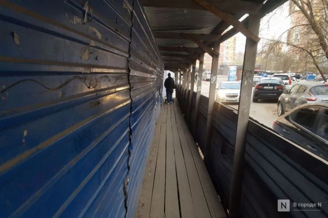 Жители Советского района жалуются на затрудняющий движение синий забор - фото 6