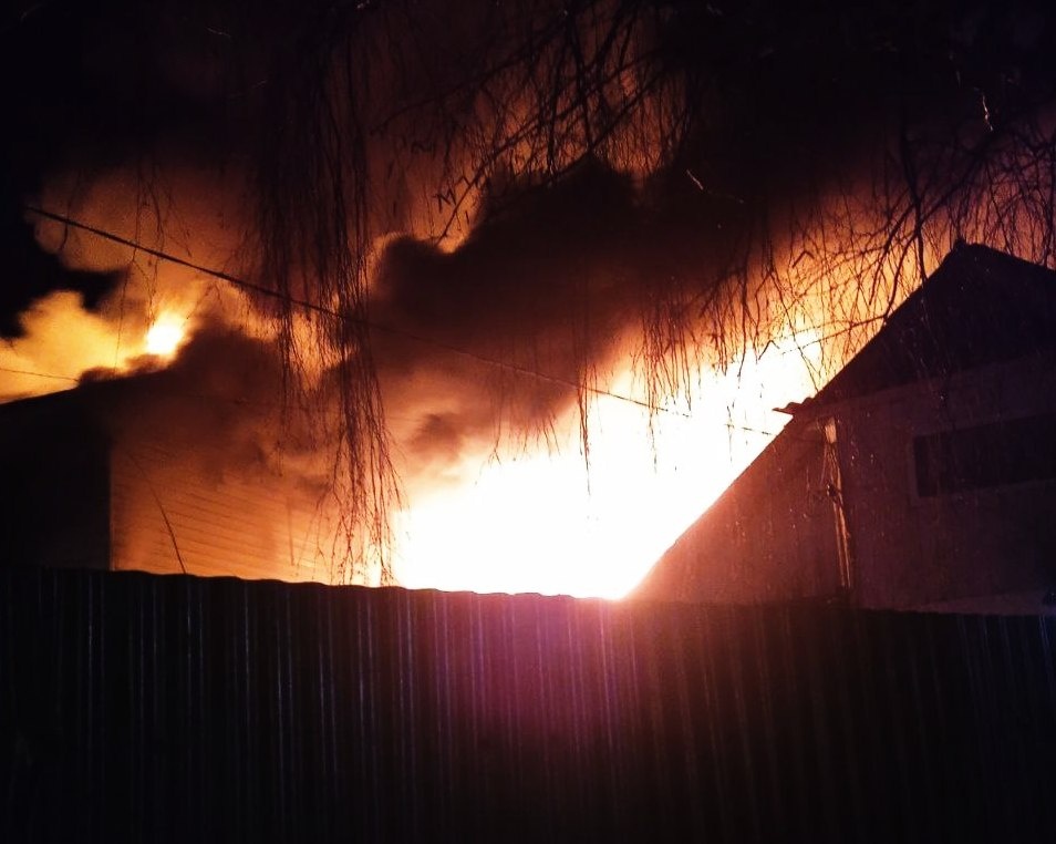Частный дом горит около Сенной площади в Нижнем Новгороде - фото 1