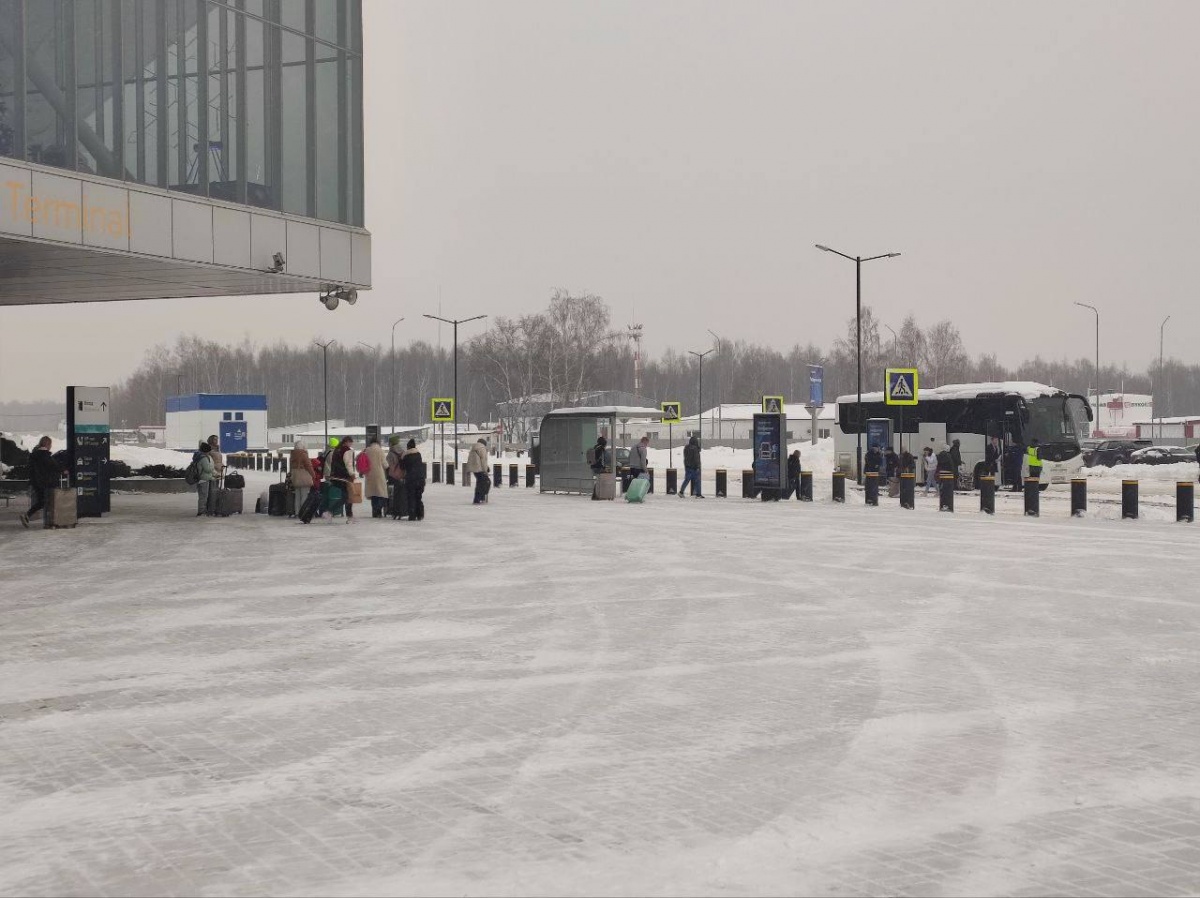 89 пассажиров севшего в Нижнем Новгороде самолета отправили на поезде в Казань - фото 1