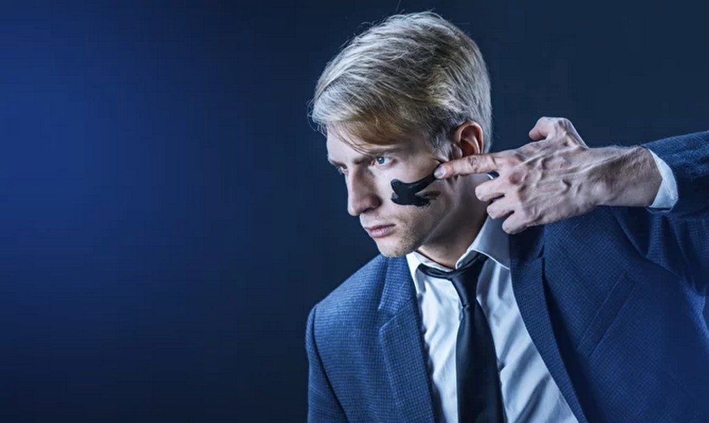 Тренинг влияй. Man in Suit Fighting.