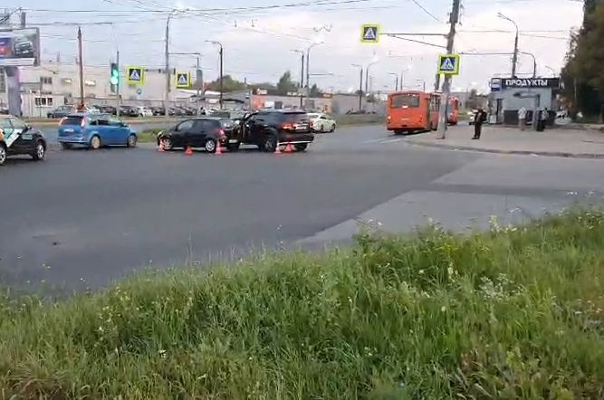 Женщина пострадала при столкновении двух легковушек в Нижнем Новгороде - фото 1