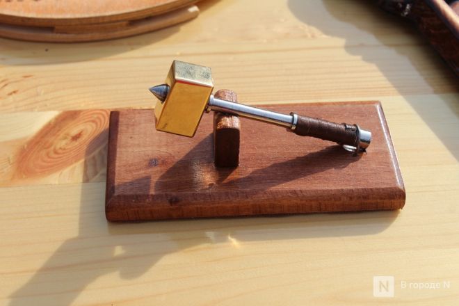 Танк-мангал и деревянные иконы: фоторепортаж с новой выставки от заключенных в Нижнем Новгороде - фото 60