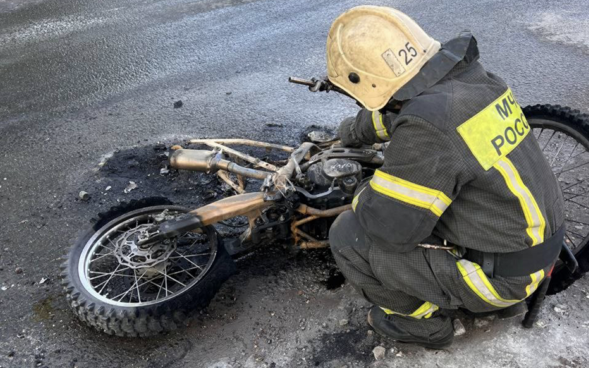 Мотоцикл загорелся на ходу на улице Куйбышева в Нижнем Новгороде - фото 1