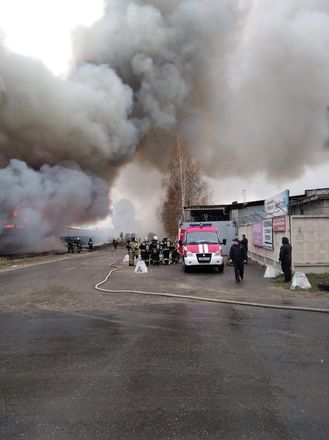 Пожарный поезд задействуют для тушения склада на Федосеенко - фото 5