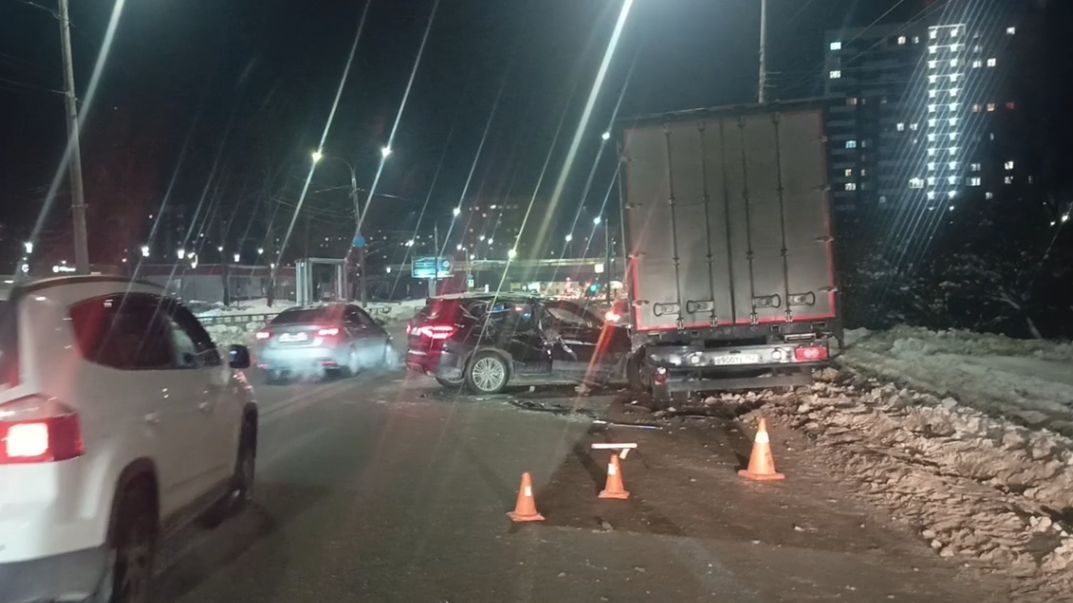 Легковушка протаранила грузовик в Нижнем Новгороде: пострадала женщина - фото 1