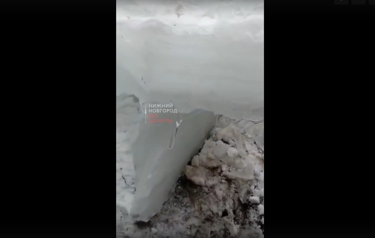 Ледяная глыба упала на семью в Дзержинске - фото 1