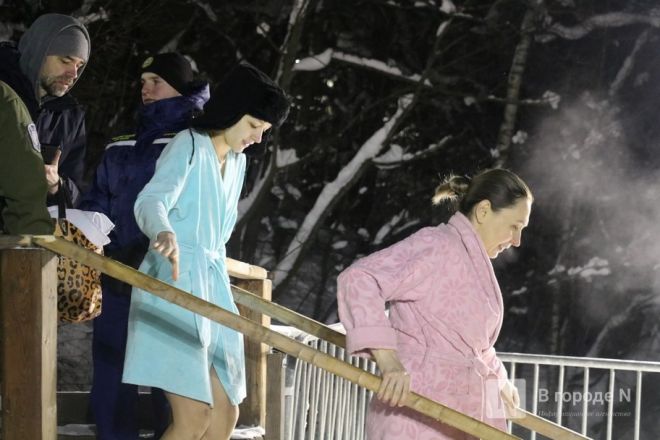 Мороз по коже: фоторепортаж с крещенских купаний в Нижнем Новгороде - фото 37