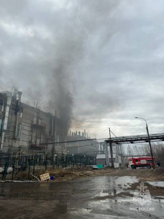 Опубликованы фото горящего химзавода в Дзержинске - фото 2