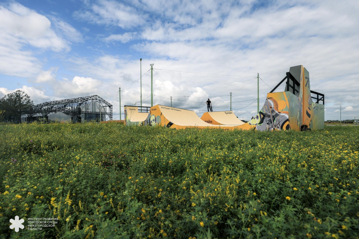 Скейт-парк и падел-корт установили на Стрелке в Нижнем Новгороде - фото 1