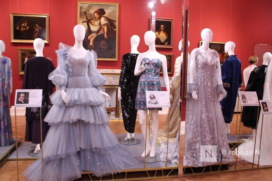 О чем рассказали платья: выставка костюмов с историей проходит в Нижнем Новгороде - фото 13