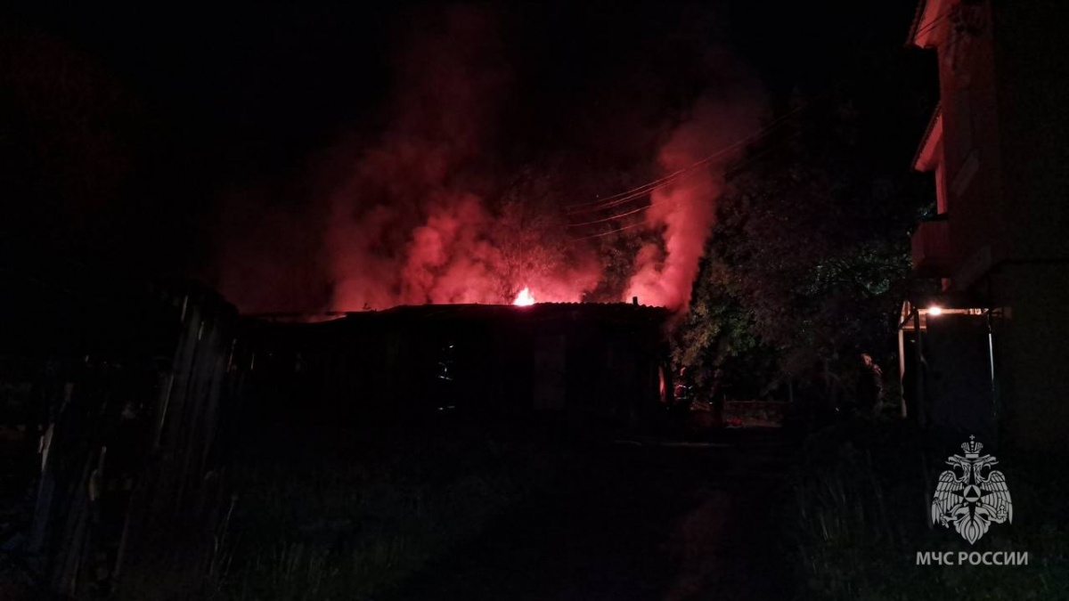 Сараи сгорели во время ночной грозы на улице Яблоневой в Нижнем Новгороде - фото 1