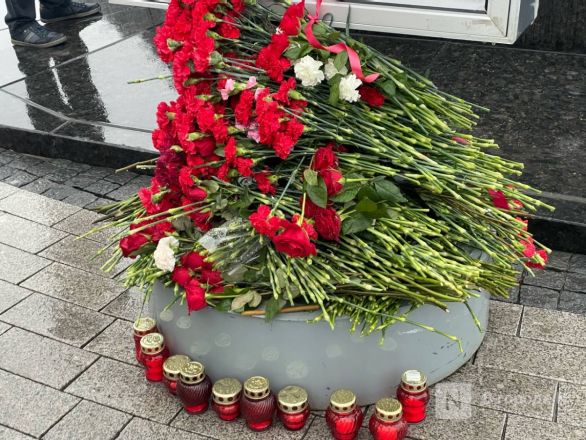 Нижегородцы несут цветы к мемориалу после теракта - фото 5