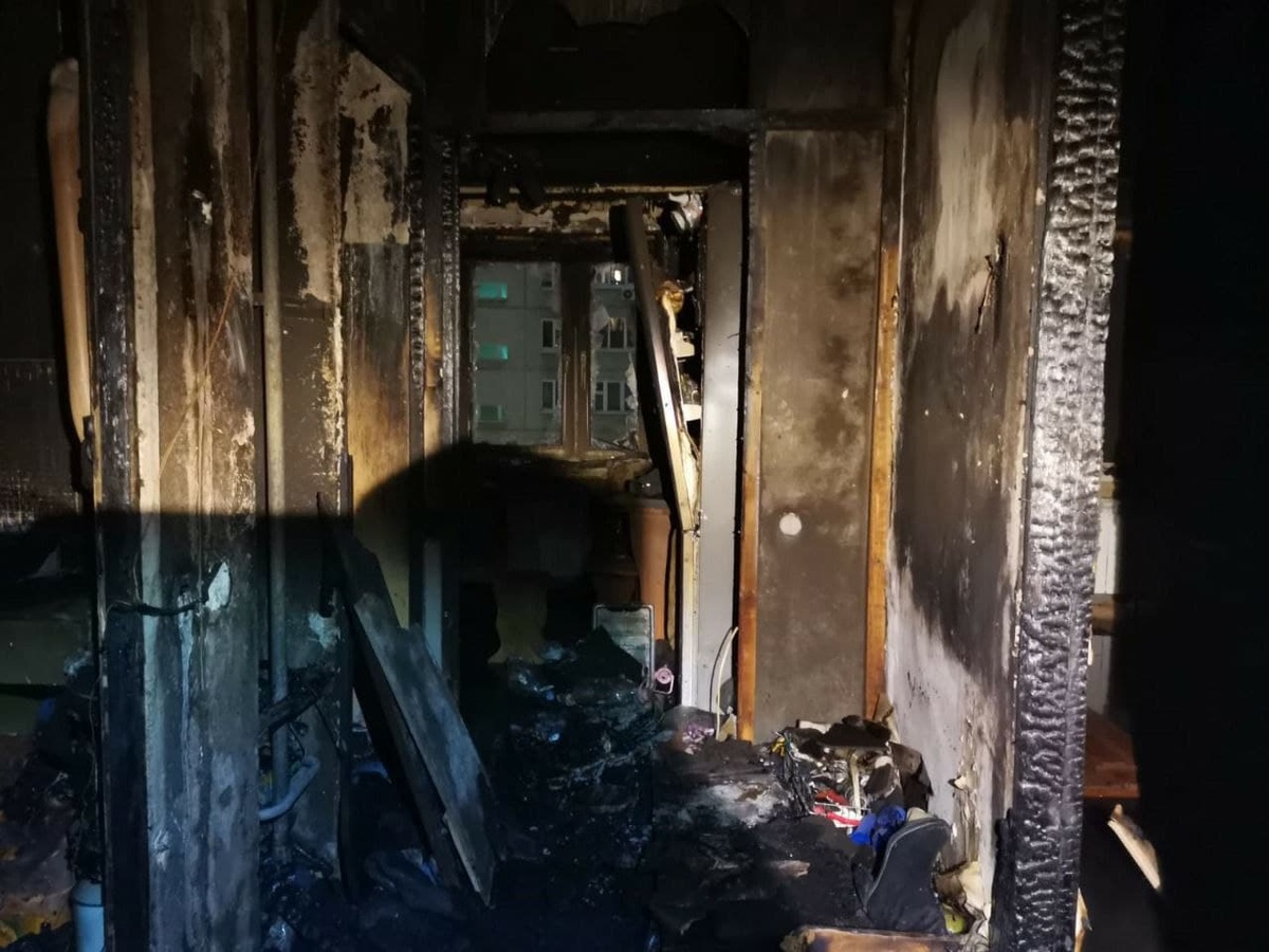 21 взрослый и 4 ребенка эвакуированы из горящего дома на улице Сусловой - фото 1