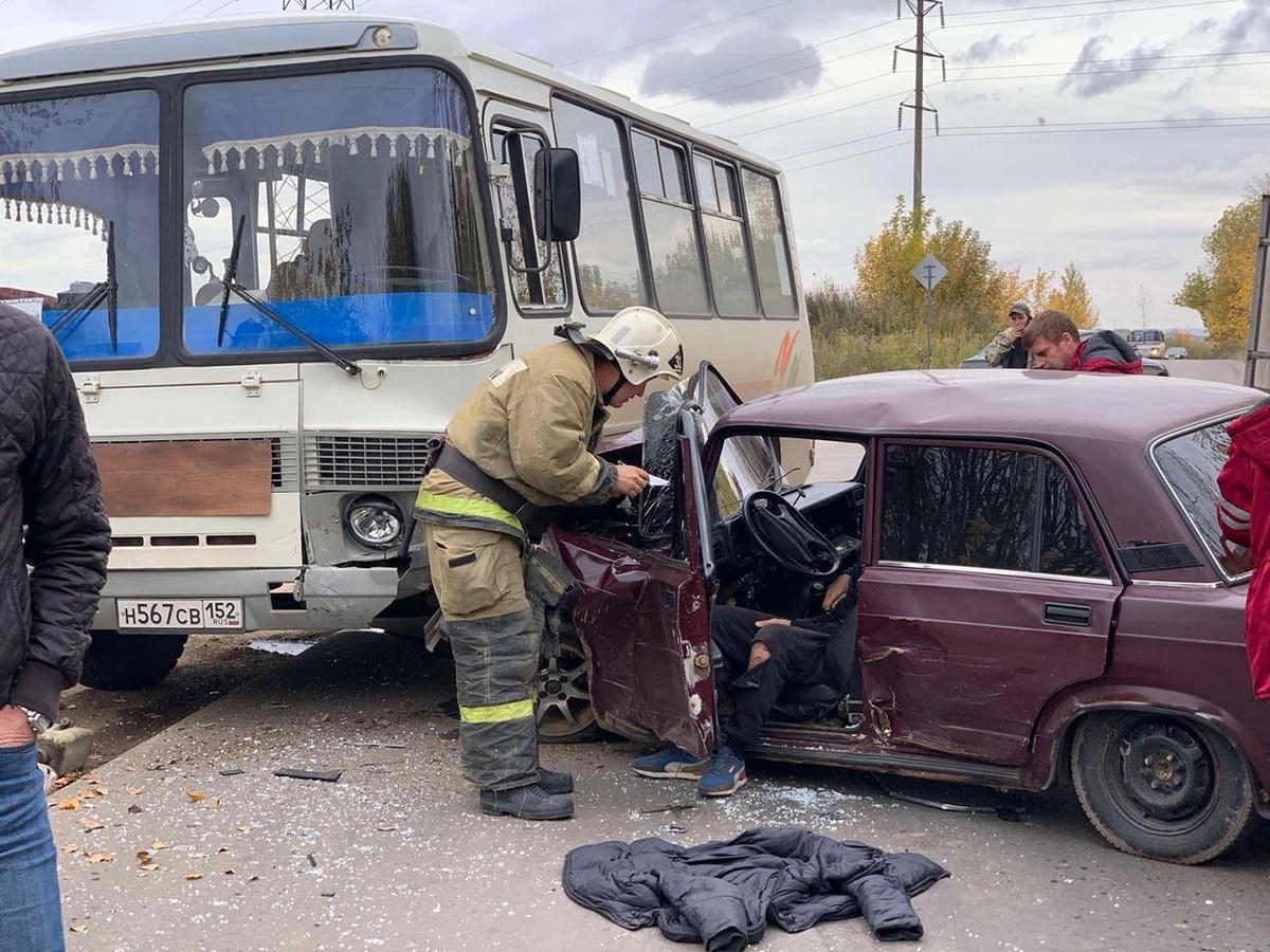 Три человека пострадали в аварии с автобусом в Советском районе