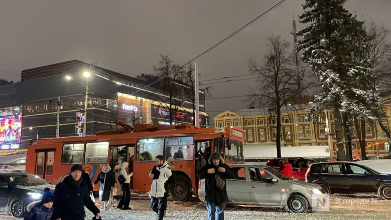 Троллейбус столкнулся с иномаркой на площади Лядова в Нижнем Новгороде - фото 2